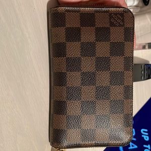 Louis Vuitton zippy compact wallet